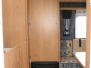 Für kalte Tage gibt es eine Heizung und im Schrank können die Kleider aufgehängt werden.