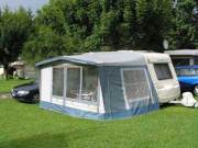 Unser Wohnwagen mit Vorzelt und Auto auf dem TCS Campingplatz in Delémont.