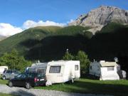 Wir geniessen die letzten Sonnenstrahlen, bevor die Sonne hinter den Bergen verschwindet. Campingplatz Madulain, August 2003