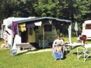 Unser Wohnwagen auf dem Campingplatz in Wittenbach (SG). Isabel Geering liest gerade den Harry Potter... scheint spannend zu sein.