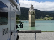 Parkplatz Reschensee, Graun im Vinschgau (IT), Juli 2023